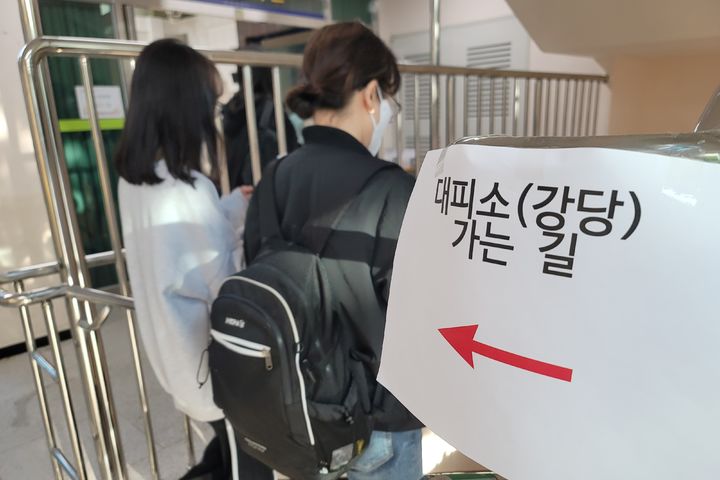 [대구=뉴시스] 이상제 기자 = 28일 오후 2시2분께 대구광역시 북구 노곡동 산12 일원에서 산불이 발생했다. 이 불로 주민들이 북구 동변중학교 강당에 대피해 있다. 2025.04.28. king@newsis.com *재판매 및 DB 금지
