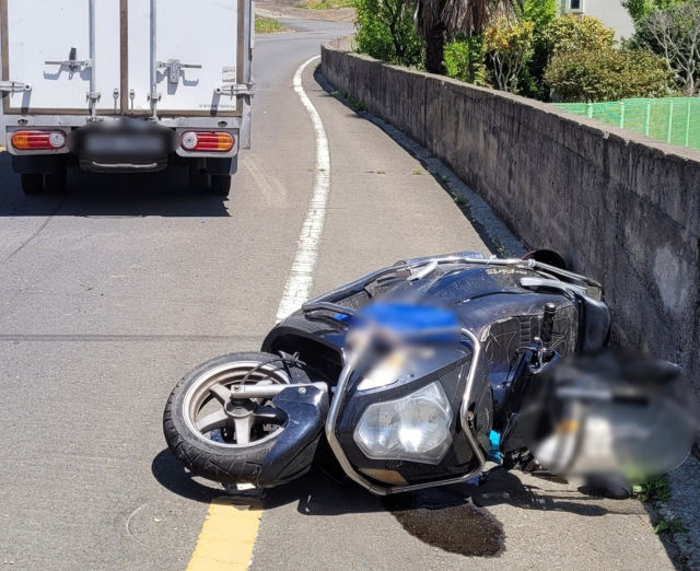 [통영=뉴시스] 신정철 기자= 28일 오전 11시 10분께 통영시 한산면 보건소 앞 도로에서 30대 남성이 몰던 1t 포터가 앞서 가던 오토바이를 들이받아 70대 남성이 숨졌다.(사진=독자 제공).2025.04.28. photo@newsis.com *재판매 및 DB 금지