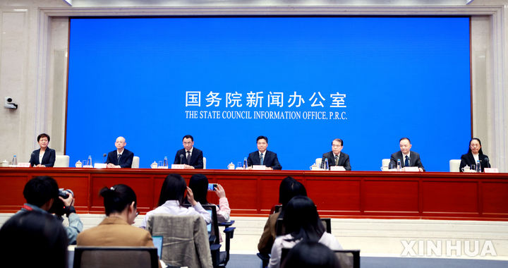 [베이징=신화/뉴시스] 중국 상무부가 27일 국무원 신문판공실에서 관광객의 세금 환급 완화 등을 설명하는 기자회견을 갖고 있다. 2025.04.28.