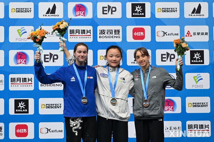 [쑤저우=AP/뉴시스] 서채현이 27일(현지 시간) 중국 쑤저우 우장에서 열린 2025 국제스포츠클라이밍연맹(IFSC) 월드컵 2차 대회 여자부 리드 부문에서 우승한 뒤 세리머니를 하고 있다. 2025.04.27