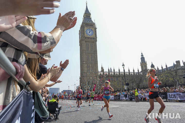 [런던=신화/뉴시스] 27일(현지 시간) 영국 런던에서 열린 2025 런던 마라톤에 참가한 참가자들이 결승선을 향해 달리고 있다. 2025.04.28.