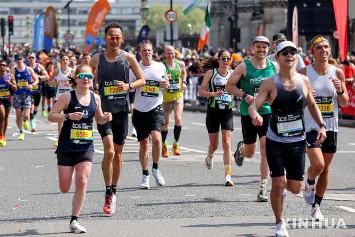 [런던=신화/뉴시스] 27일(현지 시간) 영국 런던에서 열린 2025 런던 마라톤에 참가한 참가자들이 결승선을 향해 달리고 있다. 2025.04.28.