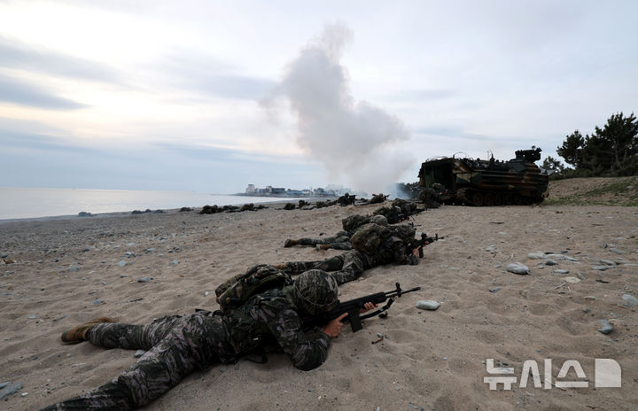 [포항=뉴시스] 이무열 기자 = 28일 오전 경북 포항시 북구 독석리 해안 일대에서 열린 해군·해병대 25년 전반기 합동상륙훈련 결정적 행동에서 해병대원들이 사주경계를 하고 있다. 2025.04.28. lmy@newsis.com
