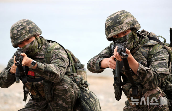 [포항=뉴시스] 이무열 기자 = 28일 오전 경북 포항시 북구 독석리 해안 일대에서 열린 해군·해병대 25년 전반기 합동상륙훈련 결정적 행동에서 해병대원들이 사주경계를 하고 있다. 2025.04.28. lmy@newsis.com