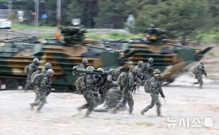 [포항=뉴시스] 이무열 기자 = 28일 오전 경북 포항시 북구 독석리 해안 일대에서 열린 해군·해병대 25년 전반기 합동상륙훈련 결정적 행동에서 해병대원들이 돌격하고 있다. 2025.04.28. lmy@newsis.com