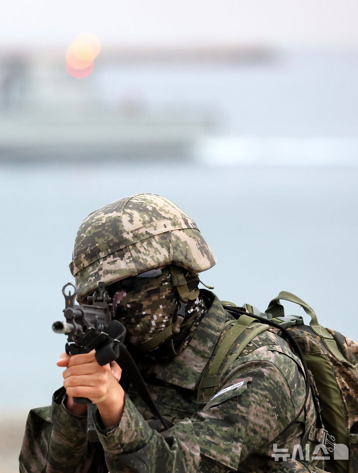 [포항=뉴시스] 이무열 기자 = 28일 오전 경북 포항시 북구 독석리 해안 일대에서 열린 해군·해병대 25년 전반기 합동상륙훈련 결정적 행동에서 해병대원이 사주경계를 하고 있다. 2025.04.28. lmy@newsis.com