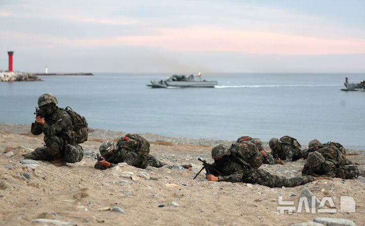 [포항=뉴시스] 이무열 기자 = 28일 오전 경북 포항시 북구 독석리 해안 일대에서 열린 해군·해병대 25년 전반기 합동상륙훈련 결정적 행동에서 해병대원들이 사주경계를 하고 있다. 2025.04.28. lmy@newsis.com