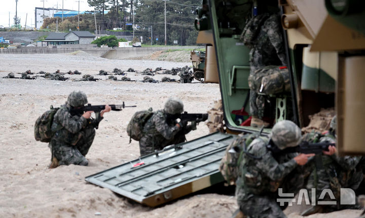 [포항=뉴시스] 이무열 기자 = 28일 오전 경북 포항시 북구 독석리 해안 일대에서 열린 해군·해병대 25년 전반기 합동상륙훈련 결정적 행동에서 해병대원들이 사주경계를 하고 있다. 2025.04.28. lmy@newsis.com