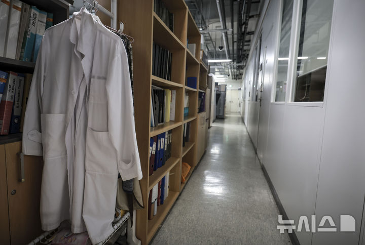 [서울=뉴시스] 정병혁 기자 = 28일 서울시내 한 의과대학에 의사 가운이 걸려있다. 2025.04.28. jhope@newsis.com