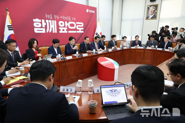 [서울=뉴시스] 조성봉 기자= 권영세 국민의힘 비상대책위원장이 28일 오전 서울 여의도 국회에서 열린 비상대책위원회의에서 발언하고 있다. 2025.04.28. suncho21@newsis.com