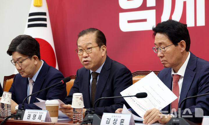 [서울=뉴시스] 조성봉 기자= 권영세 국민의힘 비상대책위원장이 28일 오전 서울 여의도 국회에서 열린 비상대책위원회의에서 발언하고 있다. 2025.04.28. suncho21@newsis.com