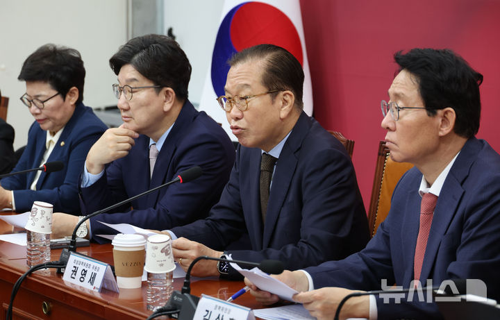 [서울=뉴시스] 조성봉 기자= 권영세 국민의힘 비상대책위원장이 28일 오전 서울 여의도 국회에서 열린 비상대책위원회의에서 발언을 하고 있다. 2025.04.28. suncho21@newsis.com