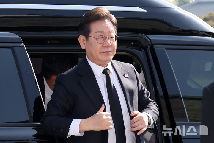 [서울=뉴시스] 조성우 기자 = 이재명 더불어민주당 제21대 대통령 선거 후보가 28일 오전 서울 동작구 국립서울현충원에 도착해 차에서 내리고 있다. 2025.04.28. xconfind@newsis.com