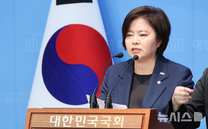 [서울=뉴시스] 조성봉 기자= 정춘생 조국혁신당 원내수석부대표가 28일 오전 서울 여의도 국회 소통관에서 더불어민주당과 국민의힘의 지구당 부활법 강행 처리 시도 반대 기자회견을 하고 있다.2025.04.28. suncho21@newsis.com