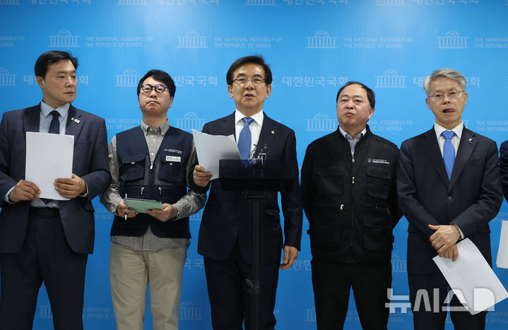 [서울=뉴시스] 조성봉 기자= 정일영(가운데) 더불어민주당 내란은폐 및 알박기 인사 저지 특별위원회 위원장과 한국마사회 노동조합원들이 28일 오전 서울 여의도 국회 소통관에서 열린 ‘한덕수 대통령 권한대행 국무총리 한국마사회 회장 등 공공기관 알박기 인사 중단 촉구’ 기자회견을 마치고 취재진의 질문에 답변하고 있다.2025.04.28. suncho21@newsis.com