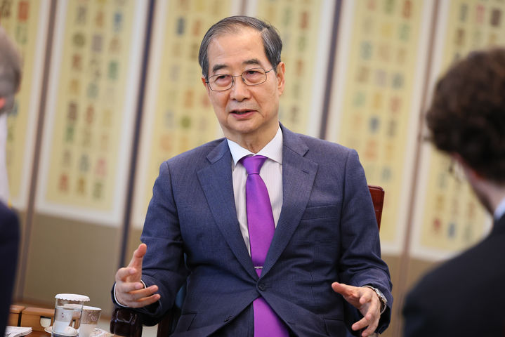 [뉴시스=서울] 최진석 기자 = 한덕수 대통령 권한대행 국무총리가 지난 22일 정부서울청사에서 영국 언론사 이코노미스트와 인터뷰하고 있다. (사진=국무총리실 제공) 2025.04.28. photo@newsis.com *재판매 및 DB 금지