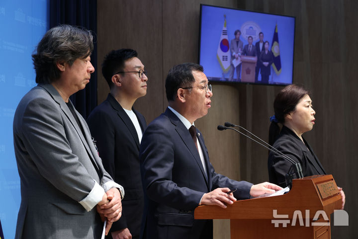 [서울=뉴시스] 조성봉 기자= 이상휘 국민의힘 미디어특위 위원장이 28일 오전 서울 여의도 국회 소통관에서 열린 ‘이재명 입틀막 1호 피해자' 언론인 서명수(왼쪽) 기자회견에서 발언을 하고 있다.&nbsp; 2025.04.28. suncho21@newsis.com