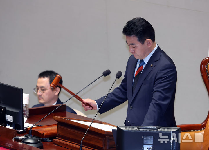 [서울=뉴시스] 고승민 기자 = 28일 서울 여의도 국회에서 열린 제424회 국회(임시회) 예산결산특별위원회 제1차 전체회의에서 박정 위원장이 회의를 개의하고 있다. 2025.04.28. kkssmm99@newsis.com