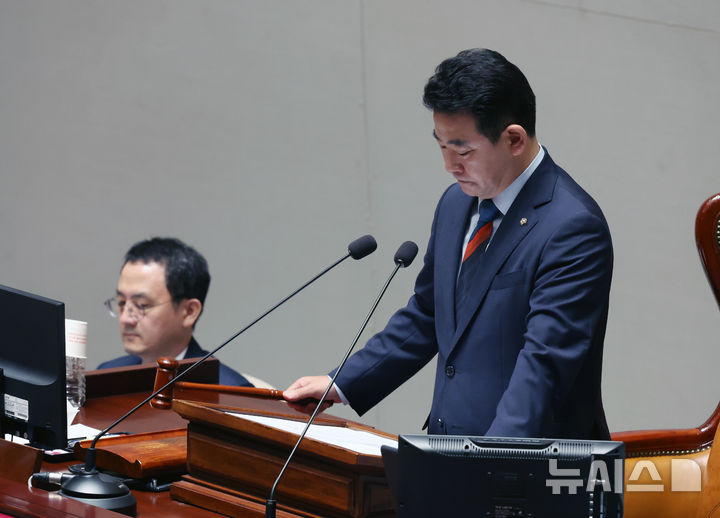 [서울=뉴시스] 고승민 기자 = 28일 서울 여의도 국회에서 열린 제424회 국회(임시회) 예산결산특별위원회 제1차 전체회의에서 박정 위원장이 회의를 개의하고 있다. 2025.04.28. kkssmm99@newsis.com