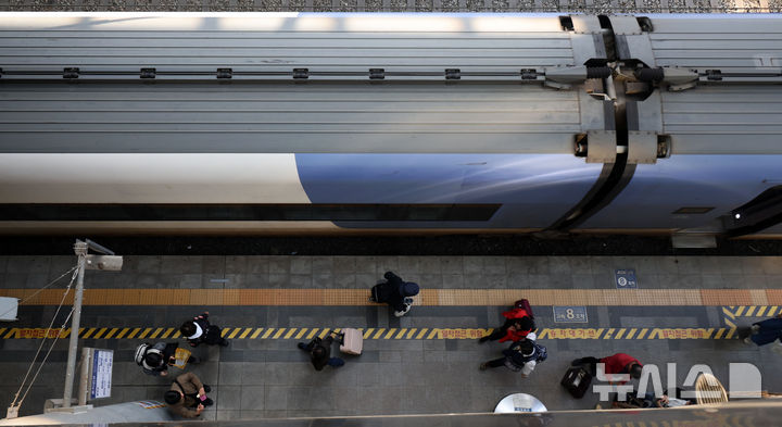[서울=뉴시스] 김선웅 기자 =사진은 서울역에서 탑승객들이 KTX에 탑승하기 위해 이동하고 있다. 2025.04.28. mangusta@newsis.com