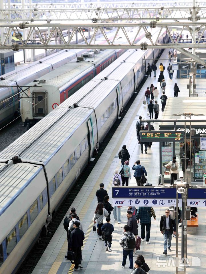 [서울=뉴시스] 김선웅 기자 = 사진은 서울역에서 승객들이 KTX 열차를 이용하는 모습. 2025.07.24. mangusta@newsis.com