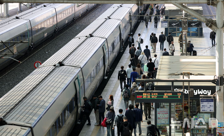 [서울=뉴시스] 김선웅 기자 = 사진은 서울역에서 탑승객들이 오가고 있다. 2025.04.28. mangusta@newsis.com