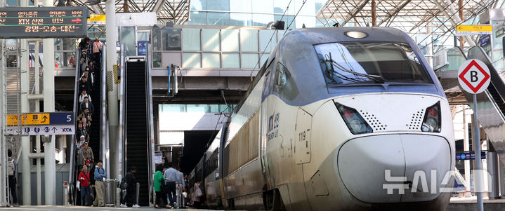 [서울=뉴시스] 김선웅 기자 = 사진은 서울역에서 KTX에 탑승하는 승객들의 모습. 2025.04.28. mangusta@newsis.com
