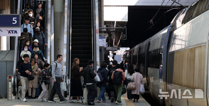 [서울=뉴시스] 김선웅 기자 = 서울역에서 탑승객들이 오가고 있다. 2025.04.28. mangusta@newsis.com