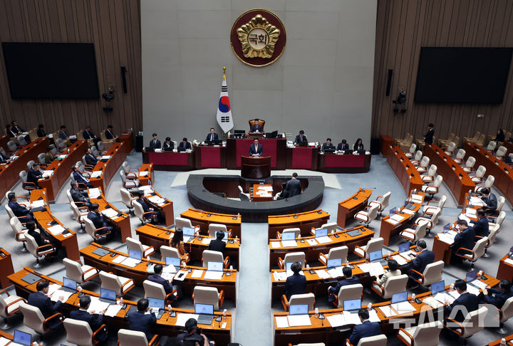 [서울=뉴시스] 고승민 기자 = 28일 서울 여의도 국회에서 열린 제424회 국회(임시회) 예산결산특별위원회 제1차 전체회의에서 최상목 경제부총리 겸 기획재정부 장관이 2025년도 제1회 추가경정예산안 제안설명을 하고 있다. 2025.04.28. kkssmm99@newsis.com