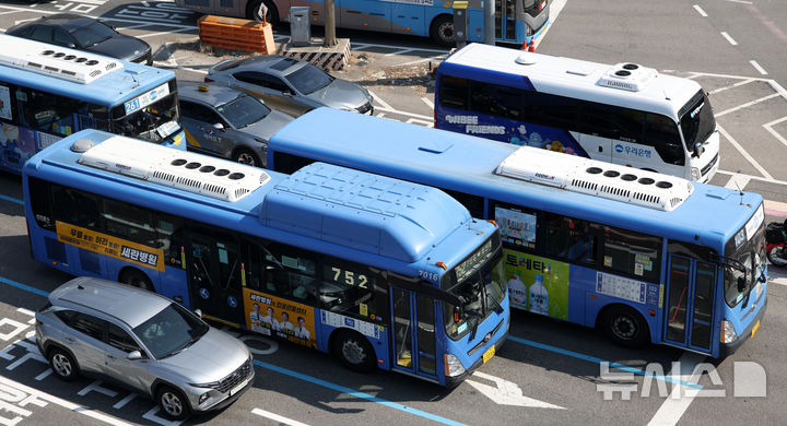 [서울=뉴시스] 김선웅 기자 = 지난 28일 서울 도심에서 시내버스 등 버스가 운행되고 있는 모습. 2025.04.28. mangusta@newsis.com