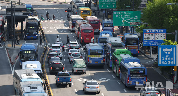 [서울=뉴시스] 김선웅 기자 = 서울시 버스 노동조합이 서울시의 임금 협상 태도를 비판하며 오늘 30일 파업을 예고했다. 서울시 버스노조는 지부위원장 총회를 개최하고 오는 30일 새벽 첫차부터 쟁의 행위 돌입을 결의했다.&nbsp; 서울 시내버스 노사는 작년 12월부터 9차례의 노사 교섭과 서울지방노동위원회 사전 조정 회의에서 합의에 이르지 못했다. 28일 전체 조합원 대상 쟁의행위 찬반 투표 및 오는 29일 서울지방노동위원회 2차 조정 회의가 예정돼있으며 쟁의 찬성 의결, 조정 회의 합의 불발 시 30일부터 파업이 시작된다. 28일 서울 도심에서 시내버스 등 버스가 운행되고 있다. 2025.04.28. mangusta@newsis.com