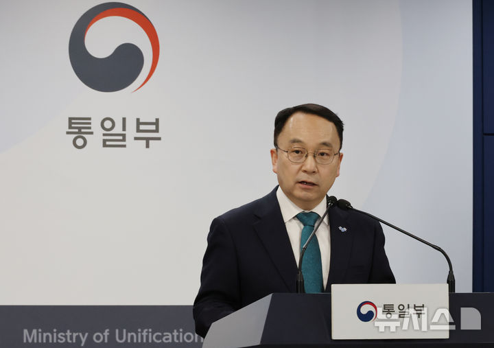[서울=뉴시스] 김명원 기자 = 구병삼 통일부 대변인이 28일 오전 서울 종로구 정부서울청사에서 현안 관련 정례브리핑을 하고 있다. 구병삼 대변인은 북한이 러시아와의 전쟁 참전 사실 공개한 것과 관련 "정부는 러시아의 불법적인 우크라이나 침략전쟁에 대한 북한의 파병이 우리나라는 물론, 유럽을 넘어 전 세계의 안보를 위협하는 중대한 도발이자 유엔 안보리 결의를 노골적으로 위반하는 행위임을 지적하고 강력하게 규탄한다" 며 "북한군의 즉각적인 철수를 촉구하며 현재와 같은 북한과 러시아와의 군사적 야합이 지속될 경우 이를 좌시하지 않고 국제사회와 함께 단호하게 대처해 나갈 것"이라고 밝혔다. 2025.04.28. kmx1105@newsis.com