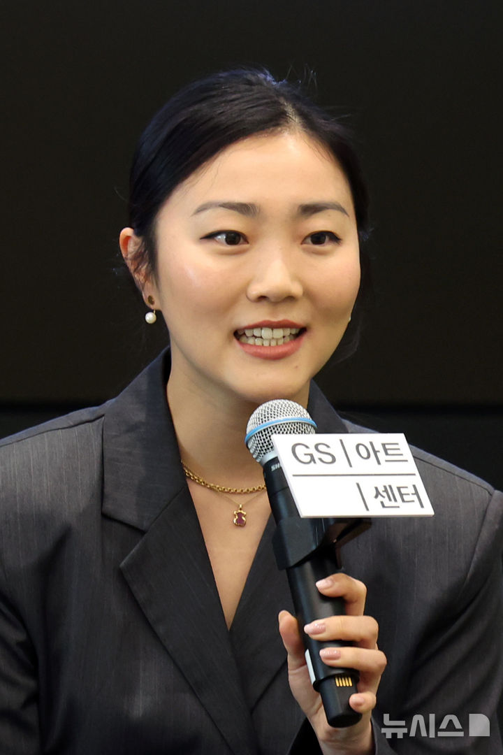 [서울=뉴시스] 박진희 기자 = 스페인 국립 플라멩코 무용단 코르드 발레 윤소정이 28일 서울 강남구 GS타워에서 스페인 국립플라멩코발레단·마르코스 모라우 '아파나도르' 내한공연 기자간담회를 하고 있다. 2025.04.28. pak7130@newsis.com