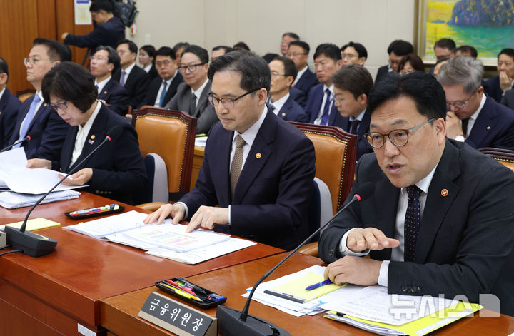 [서울=뉴시스] 조성봉 기자= 김병환 금융위원장이 28일 오전 서울 여의도 국회 정무위원회 전체회의에서 의원의 질문에 답변하고 있다. 2025.04.28. suncho21@newsis.com