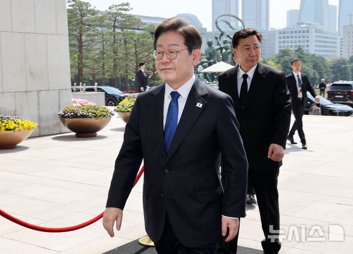 [서울=뉴시스] 조성우 기자 = 이재명(왼쪽) 더불어민주당 제21대 대통령 선거 후보가 28일 오전 서울 여의도 국회에서 열린 최고위원회의에 참석하기 위해 본청으로 들어서고 있다. 원내 제1당 더불어민주당 대선 후보로 공식 선출된 이 후보는 기존의 신변보호 조치 보다 한층 강화된 국무총리급 인사에게 적용되는 경호를 받게 된다. 2025.04.28. xconfind@newsis.com
