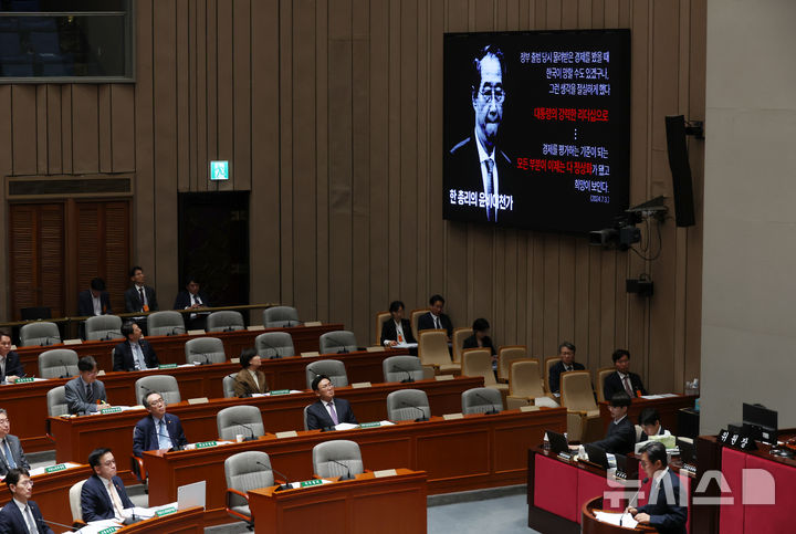 [서울=뉴시스] 고승민 기자 = 28일 서울 여의도 국회에서 열린 제424회 국회(임시회) 예산결산특별위원회 제1차 전체회의에서 안도걸 더불어민주당 의원이 질의하는 동안 모니터에 한덕수 국무총리의 사진과 자료가 송출되고 있다. 2025.04.28. kkssmm99@newsis.com