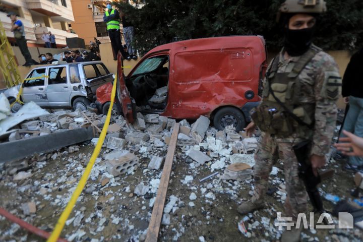 [ 베이루트=신화/뉴시스] 레바논 베이루트의 이스라엘군 폭격현장에서 4월 27일 레바논군이 파괴된 지역을 조사하고 있다. 이스라엘군은 5월 5일에도 헬리콥터와 무인기를 동원해 레바논 동부와 남부 지역을 공습하고 "헤즈볼라 무기고과 거점들"을 공격한 것이라고 주장했다. 2025. 05. 06. 