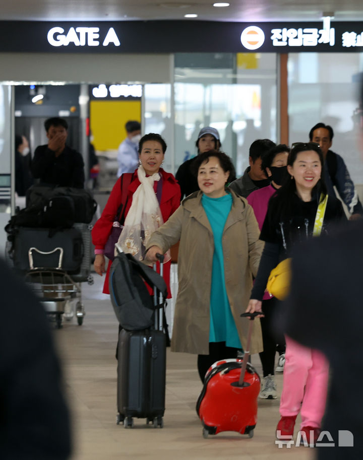 [인천=뉴시스] 전진환 기자 = 인천-단둥 여객수송이 5년 2개월 만에 재개된 가운데 28일 오전 중국 단동훼리(단동국제항운유한공사)의 카페리 편으로 인천 연수구 인천항국제여객부두에 도착한 중국인 관광객들이 입국장을 나오고 있다. 2024.04.28. amin2@newsis.com
