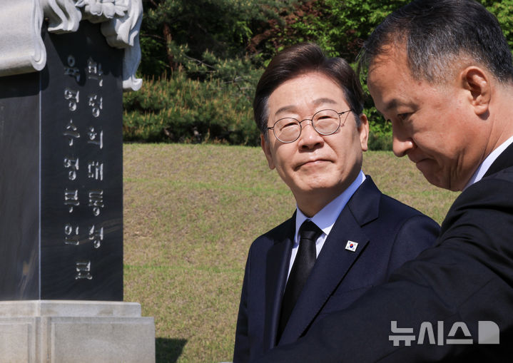 [서울=뉴시스] 조성우 기자 = 이재명 더불어민주당 제21대 대통령 선거 후보가 28일 오전 서울 동작구 국립서울현충원에서 박정희 전 대통령의 묘역을 참배하고 있다. (공동취재) 2025.04.28. photo@newsis.com
