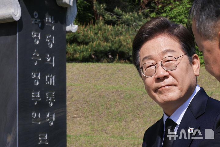 [서울=뉴시스] 조성우 기자 = 이재명 더불어민주당 제21대 대통령 선거 후보가 28일 오전 서울 동작구 국립서울현충원에서 박정희 전 대통령의 묘역을 참배하고 있다. (공동취재) 2025.04.28. photo@newsis.com