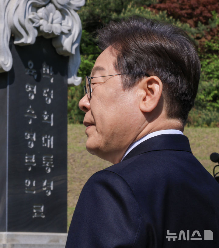 [서울=뉴시스] 조성우 기자 = 이재명 더불어민주당 제21대 대통령 선거 후보가 28일 오전 서울 동작구 국립서울현충원에서 박정희 전 대통령의 묘역을 참배하고 있다. (공동취재) 2025.04.28. photo@newsis.com
