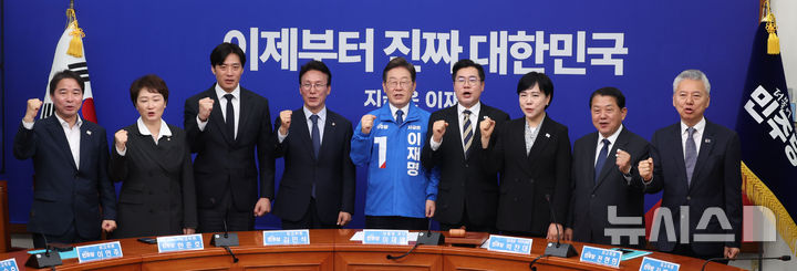 [서울=뉴시스] 조성봉 기자= 이재명 더불어민주당 제21대 대통령 선거 후보가 28일 오전 서울 여의도 국회에서 열린 최고위원회의에서 박찬대 당 대표 직무대행을 비롯한 최고위원과 기념촬영을 하고 있다. 2025.04.28. suncho21@newsis.com