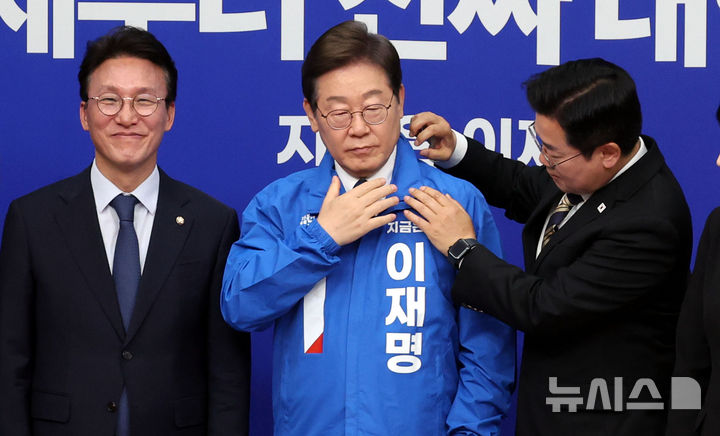 [서울=뉴시스] 조성봉 기자 = 박찬대 더불어민주당 대표 직무대행 겸 원내대표가 28일 오전 서울 여의도 국회에서 열린 최고위원회의에서 이재명 더불어민주당 제21대 대통령 선거 후보의 선거운동복 옷매무새를 정돈해주고 있다. 2025.04.28. suncho21@newsis.com