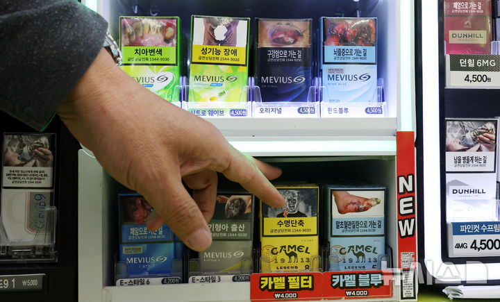 [서울=뉴시스] 추상철 기자 = 28일 서울 시내 한 편의점에 JTI코리아의 담배 메비우스, 카멜이 진열돼 있다. JTI코리아는 내달 1일 메비우스, 카멜 등 9종에 대한 담배 가격을 100원~200원 올릴 예정이다. 2025.04.28. scchoo@newsis.com