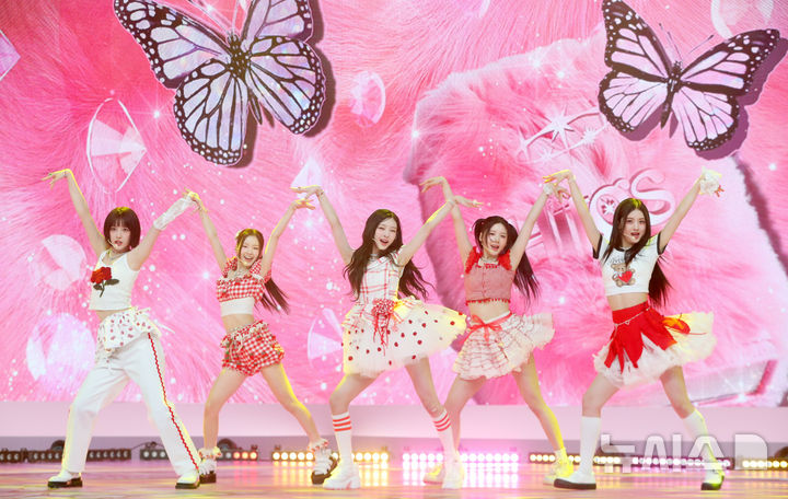 [서울=뉴시스] 김혜진 기자 = 그룹 힛지스가 28일 오후 서울 강서구 SBS공개홀에서 열린 첫 번째 싱글 앨범 'Things we love : H(띵스 위 러브 : 에이치)' 데뷔 쇼케이스에서 무대를 선보이고 있다.타이틀곡 '사워패치(SOURPATCH)'는 그루비한 리듬의 808베이스와 통통 튀는 드럼 비트가 돋보이는 곡이다. 2025.04.28. jini@newsis.com