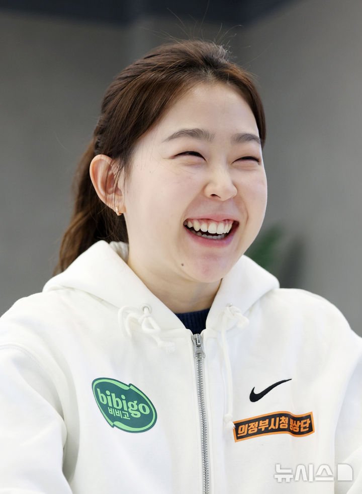 [서울=뉴시스] 김진아 기자 = 한국 여자 스피드스케이팅 간판 김민선이 28일 서울 강남구 넥스트크리에이티브에서 뉴시스와 인터뷰를 하고 있다 2025.04.28. bluesoda@newsis.com