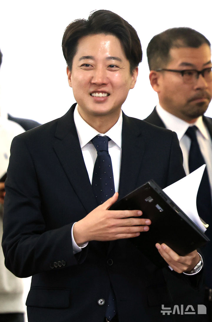 [서울=뉴시스] 이영환 기자 = 이준석 개혁신당 대선 후보가 28일 오후 서울 중구 한국프레스센터 서울외신기자클럽 라운지에서 열린 외신기자 간담회에 참석하고 있다. 2025.04.28. 20hwan@newsis.com