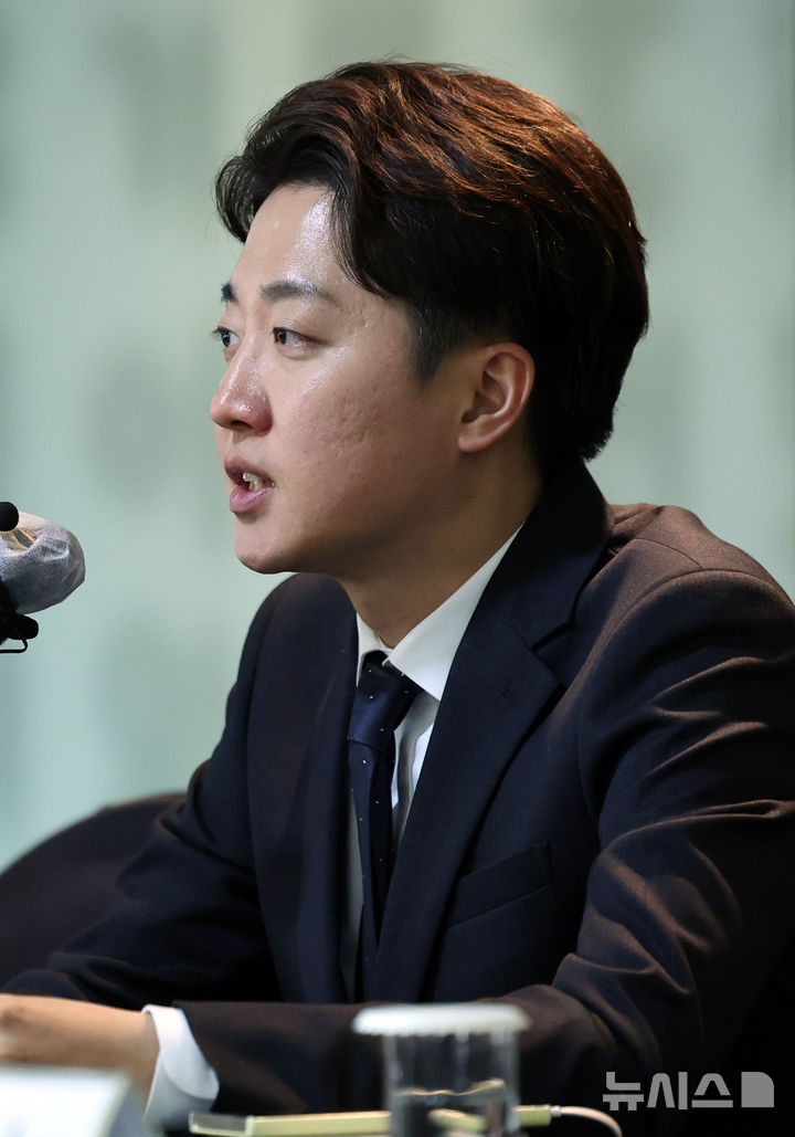 [서울=뉴시스] 이영환 기자 = 이준석 개혁신당 대선 후보가 28일 오후 서울 중구 한국프레스센터 서울외신기자클럽 라운지에서 외신기자 간담회를 하고 있다. 2025.04.28. 20hwan@newsis.com