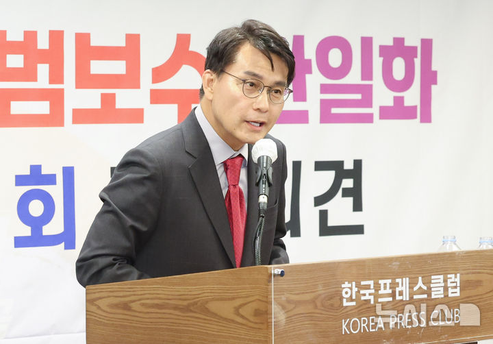 [서울=뉴시스] 조수정 기자 = 윤상현 국민의힘 의원이 28일 오후 서울 중구 프레스센터에서 열린 제21대 대통령선거 범보수 단일화 국민희망추진위원회 단일화 요구 성명서 발표 및 기자회견에서 축사하고 있다. 2025.04.28. chocrystal@newsis.com