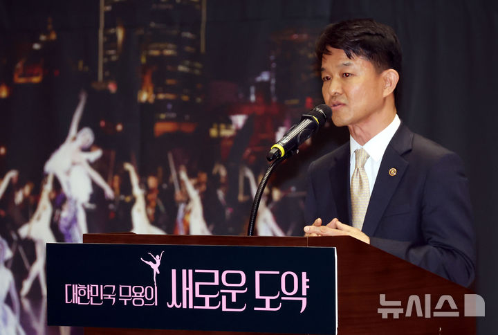 [서울=뉴시스] 조성봉 기자= 용호성 문화체육관광부 제1차관이 28일 오후 서울 여의도 국회 의원회관 대강당에서 열린 '대한민국 무용의 새로운 도약, 무용진흥법 제정 공청회'에서 축사를 하고 있다. 2025.04.28. suncho21@newsis.com
